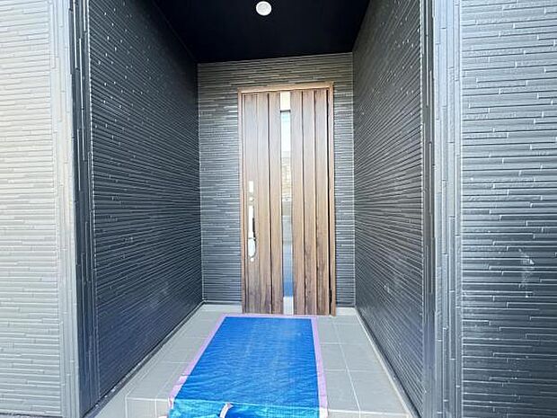 スマホケースやお財布にカードキーをいれておけば、かざすだけで簡単に玄関の開閉ができます。