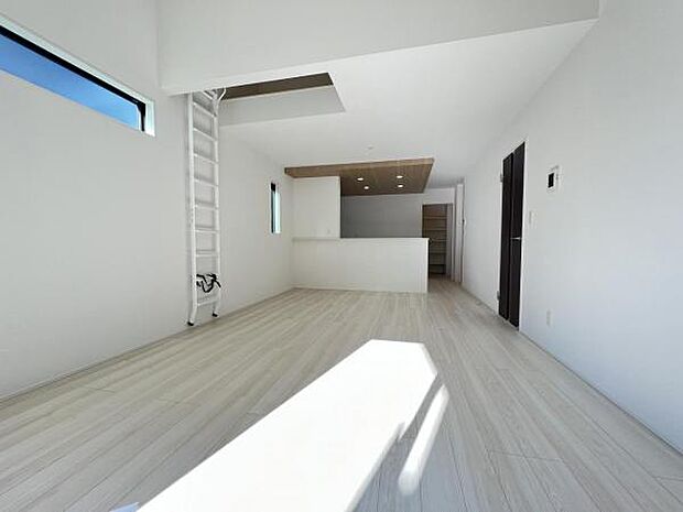 汚れがつきにくく、傷つきにくくなるフロアコーティング施工も承ります。