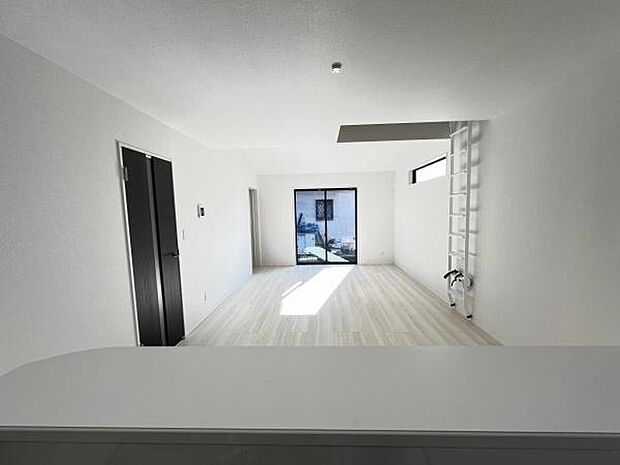 カウンターキッチン越しに会話も楽しめるダイニングキッチン。