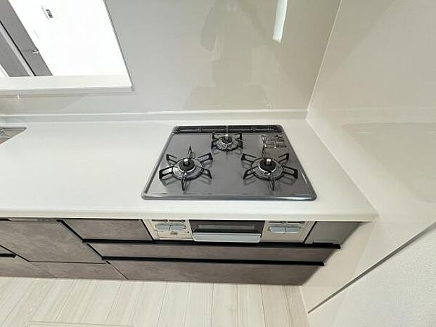 コンロは都市ガスです。火加減を直感的に調節でき、直火による本格的な調理ができます。