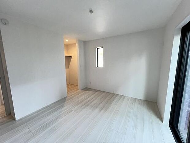 南東に位置する7.26帖主寝室です。