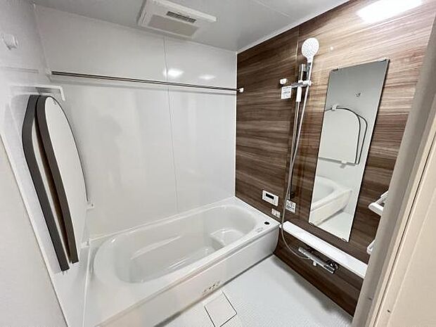 お洗濯にも重宝する浴室乾燥機付き。寒い時期もいつも温かいお湯に浸かれる追い焚き機能と冷暖房機能がついております。