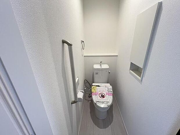 トイレでございます。収納棚付きでペーパーの保管場所にも困りませんね。