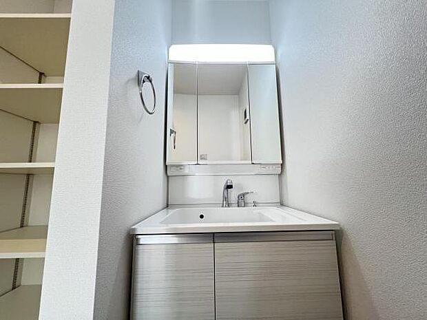 シャワー付き洗面化粧台です。手軽にシャンプーができ、お掃除もしやすいですね。