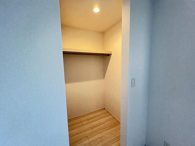 主寝室にもウォークインクローゼットがございます。お部屋を広く使えそうです。