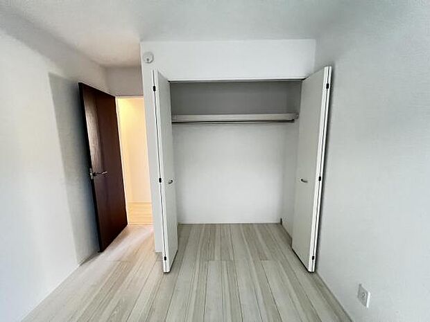 掃除機を収納するクローゼットにコンセントがあると便利です。そんなプチリフォームも承ります。