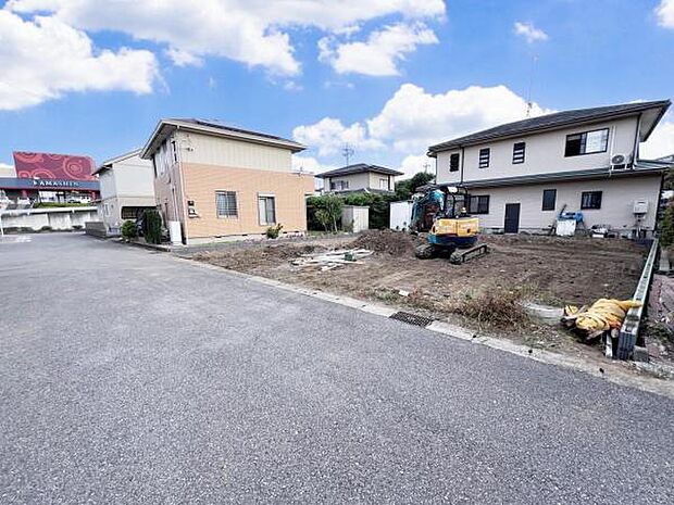 前面道路です。住宅地につき落ち着いた新生活を始められそうです。