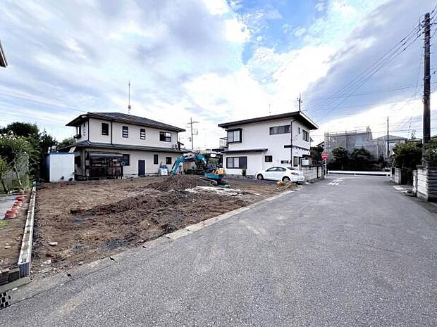 前面道路を含めた現地写真です。ぜひ周辺環境も併せてご覧ください。