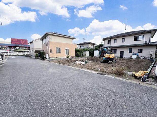 前面道路を含めた現地写真です。ぜひ周辺環境も併せてご覧ください。