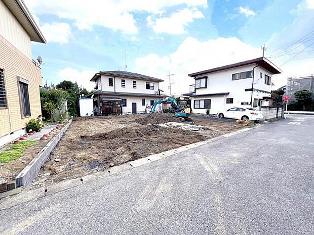 前面道路を含めた現地写真です。ぜひ周辺環境も併せてご覧ください。