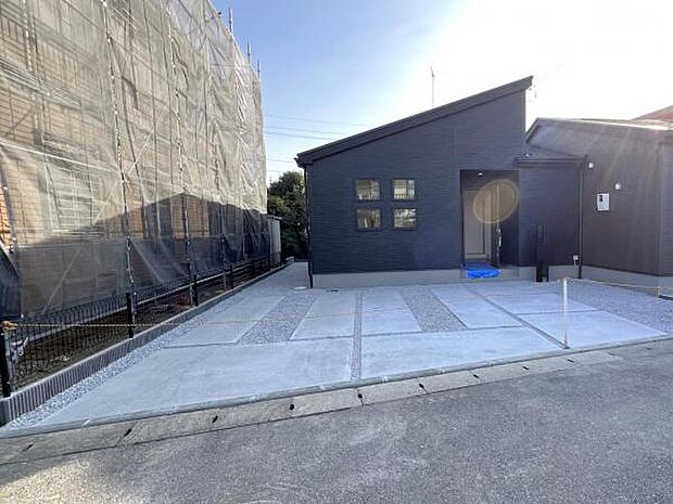 カースペースは車種により3台駐車可能です。