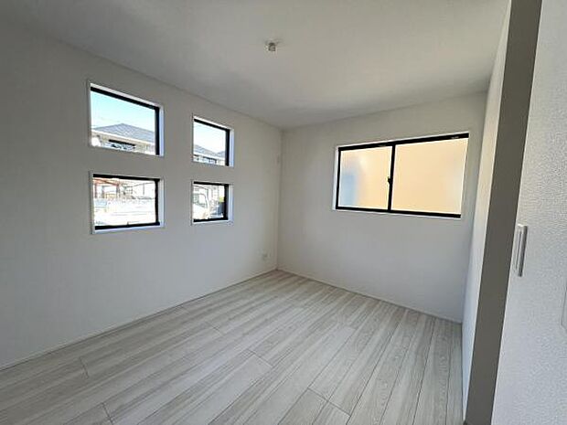 北東側洋室6帖です。北側に位置しますが、2面採光で明るいです。