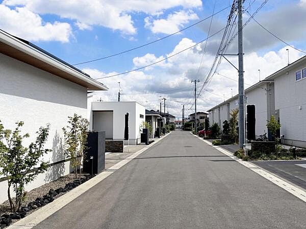 前面道路を含めた現地写真です。