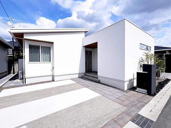 木造平屋建て、耐震等級3級です。