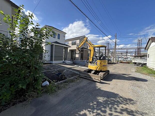 前面道路を含めた現地写真です。ぜひ周辺環境も併せてご覧ください。