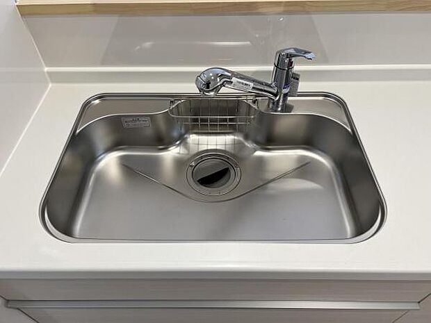 前面道路です。住宅地につき落ち着いた新生活を始められそうです。