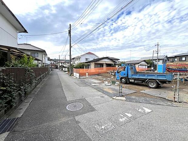 前面道路です。住宅地につき落ち着いた新生活を始められそうです。