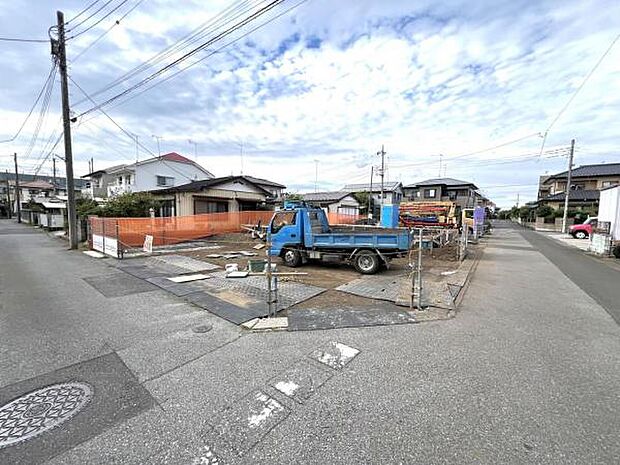 前面道路を含めた現地写真です。ぜひ周辺環境も併せてご覧ください。