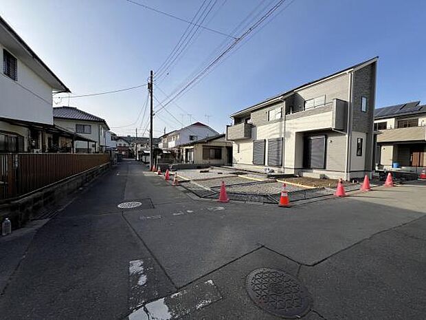 前面道路です。住宅地につき落ち着いた新生活を始められそうです。