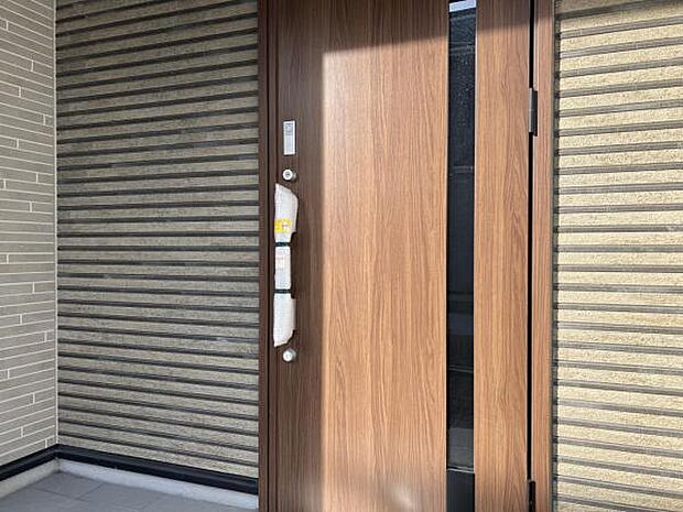 スマホケースやお財布にカードキーをいれておけば、かざすだけで簡単に玄関の開閉ができます。