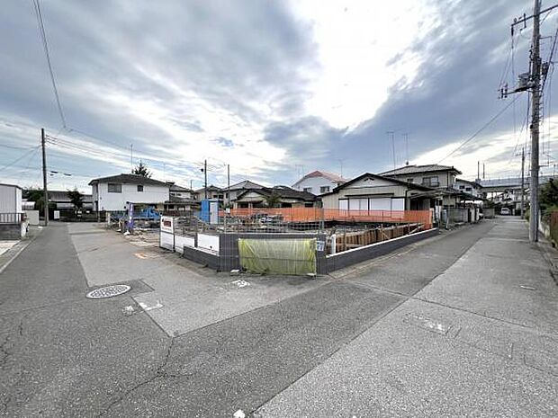 前面道路です。住宅地につき落ち着いた新生活を始められそうです。