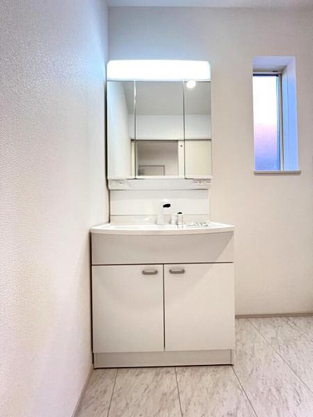 洗面化粧台です。朝の身支度から1日が始まります。