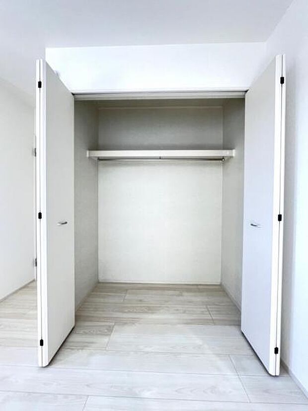 いつでもお部屋をスッキリお使い頂ける収納スペースを設置。