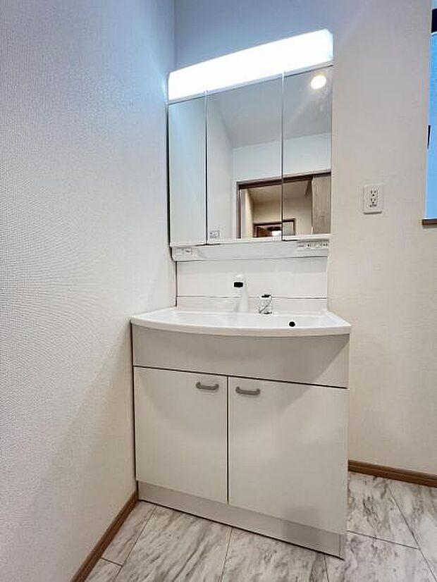 洗面化粧台です。朝の身支度から1日が始まります。