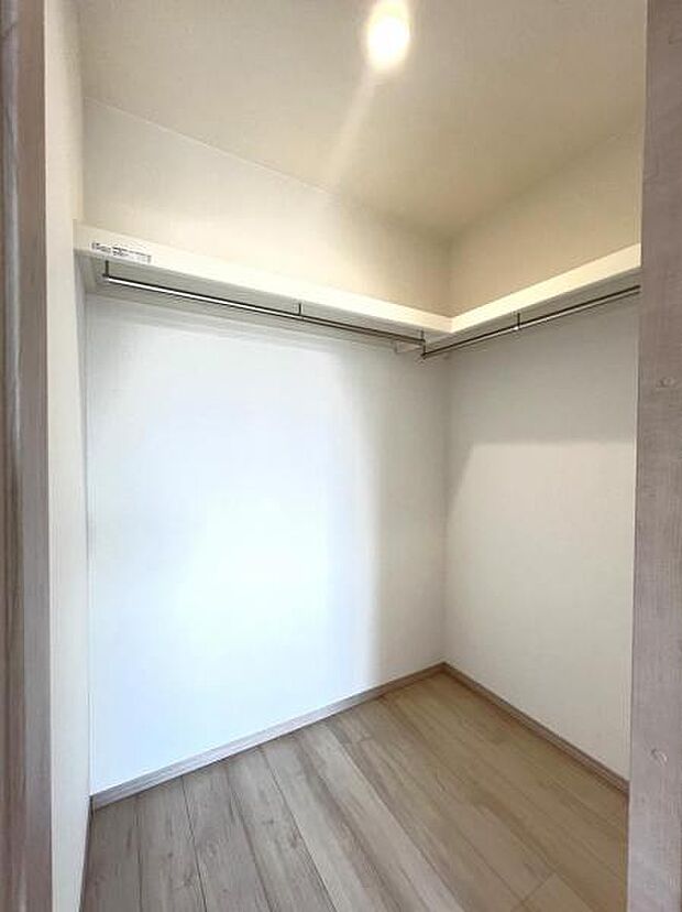 ウォークインクローゼットがあり収納スペースも豊富。季節物もスッキリ片付きそうです。