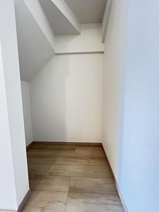 キッチン横のスペースにパントリーなど多様に渡り使用できますね。