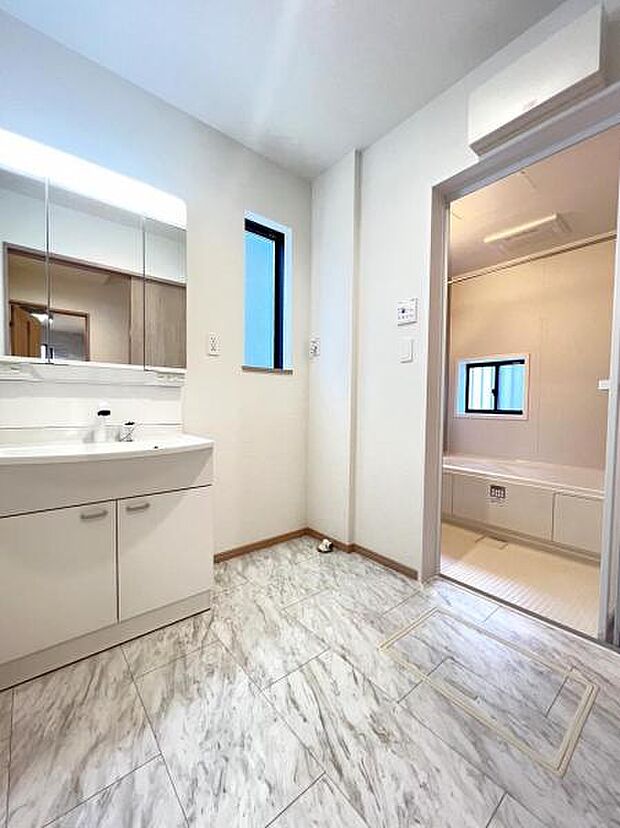 脱衣所は小さなお子様がいるご家庭にも重宝されます。