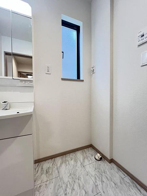 独立洗面台の横にはランドリースペースがございます。