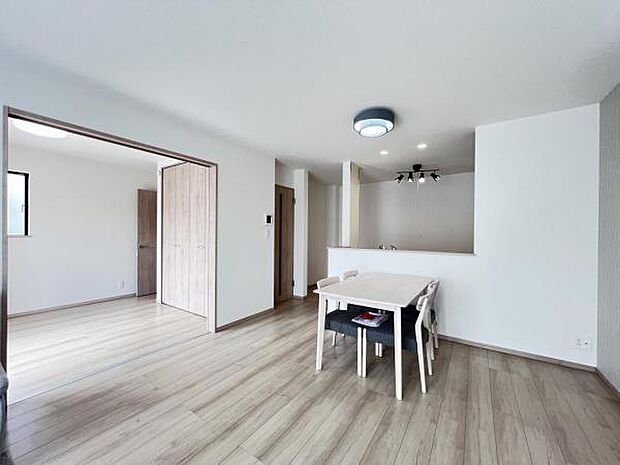 ご家族の温かい時間を演出するダイニングスペースです。