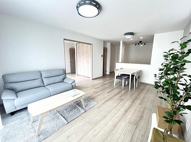 家族団らんの場所としてゆったりと居心地の良いリビングです。