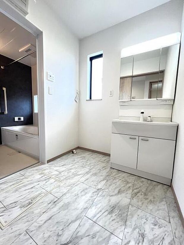 洗面化粧台です。朝の身支度から1日が始まります。