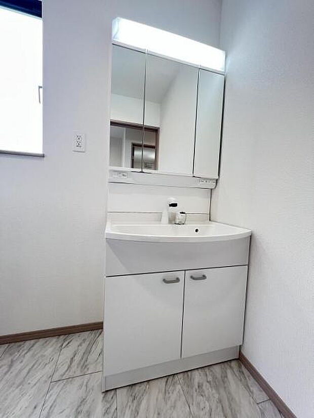 洗面化粧台です。朝の身支度から1日が始まります。