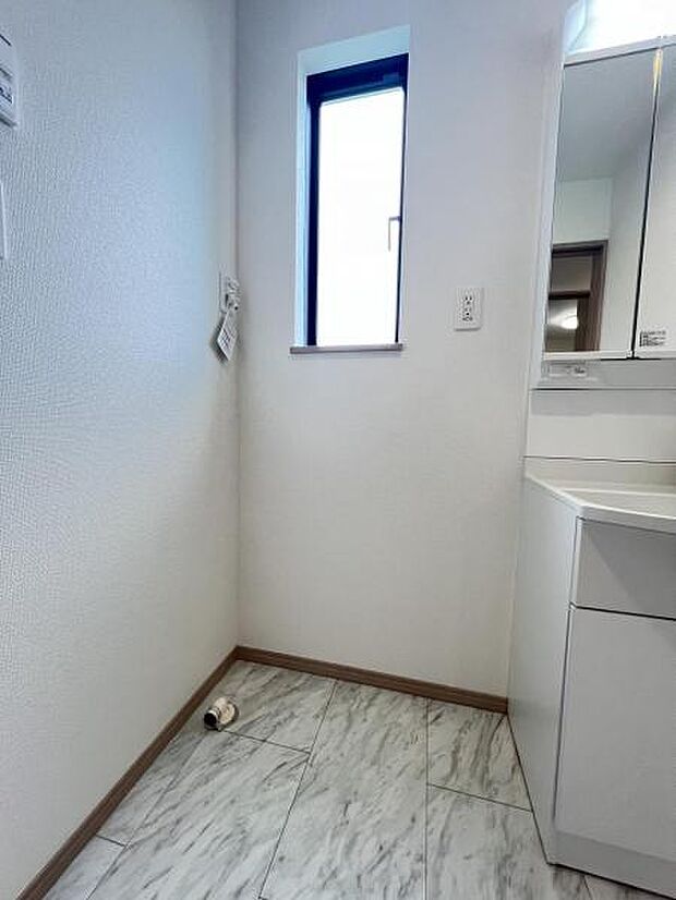 独立洗面台の横にはランドリースペースがございます。