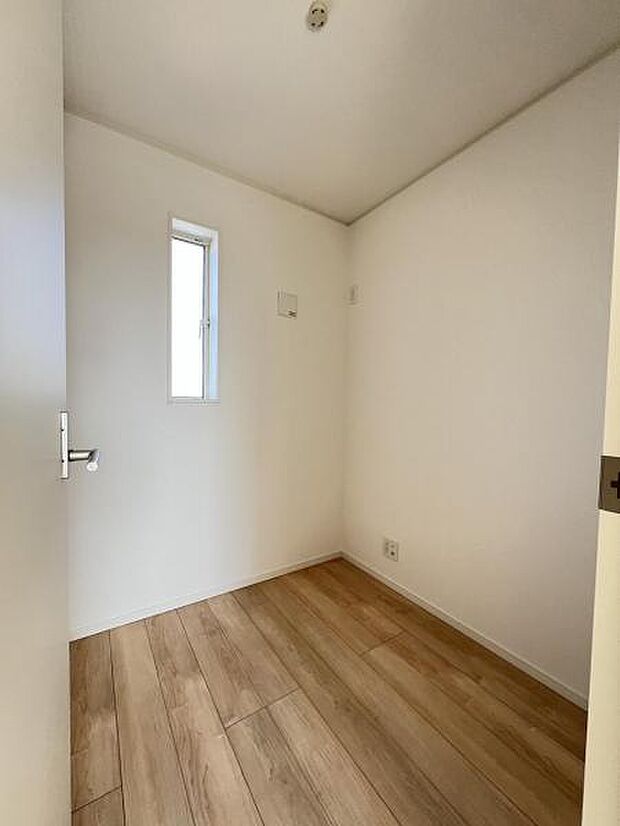 ウォークインクローゼットがあり収納スペースも豊富。季節物もスッキリ片付きそうです。