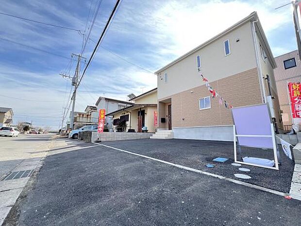 前面道路です。住宅地につき落ち着いた新生活を始められそうです。