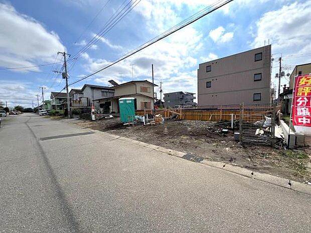前面道路です。住宅地につき落ち着いた新生活を始められそうです。