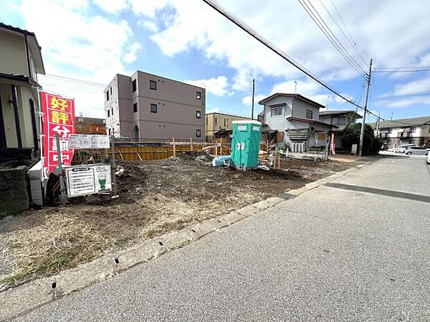 前面道路を含めた現地写真です。ぜひ周辺環境も併せてご覧ください。