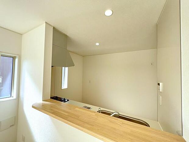 キッチンはダウンライトを使用しております。