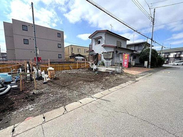前面道路です。住宅地につき落ち着いた新生活を始められそうです。