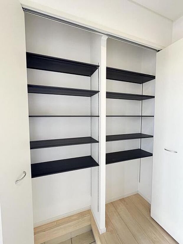 散らかりがちな玄関もスッキリの片づけるシューズボックスです。