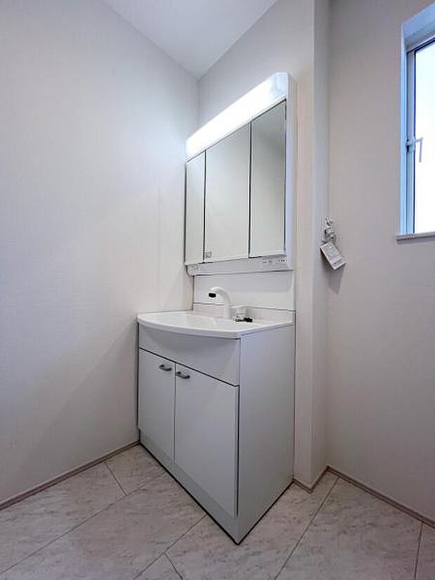 洗面化粧台です。朝の身支度から1日が始まります。