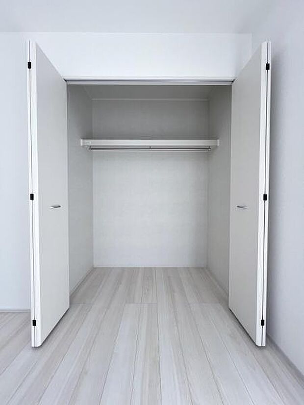 いつでもお部屋をスッキリお使い頂ける収納スペースを設置。