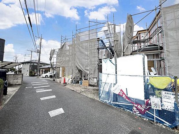 前面道路です。住宅地につき落ち着いた新生活を始められそうです。