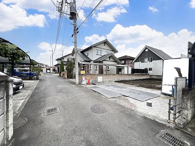 前面道路を含めた現地写真です。ぜひ周辺環境も併せてご覧ください。