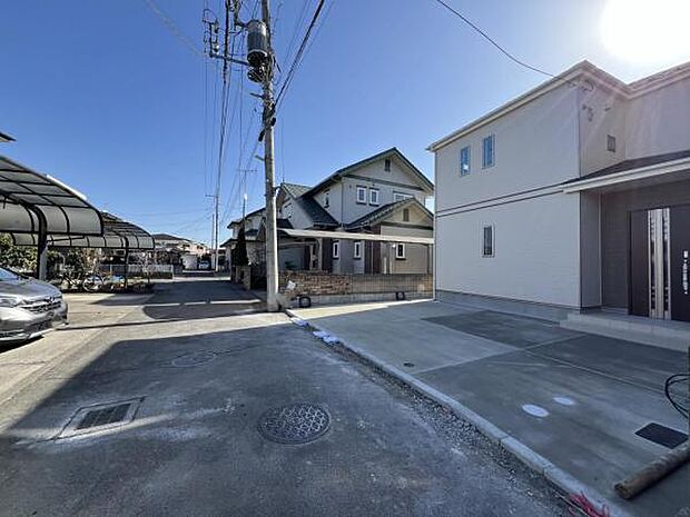 前面道路です。住宅地につき落ち着いた新生活を始められそうです。