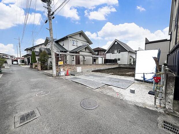前面道路です。住宅地につき落ち着いた新生活を始められそうです。